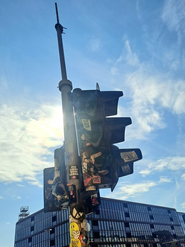 Geschmolzene Ampel am Sisyphos