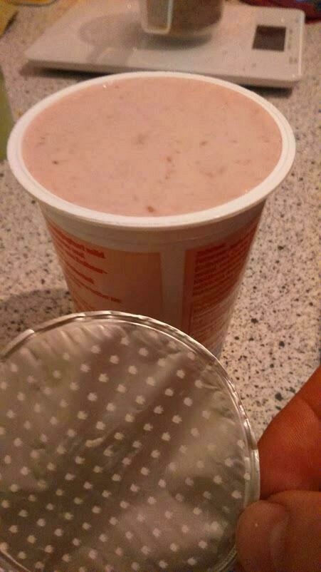 Der volle Joghurtbecher